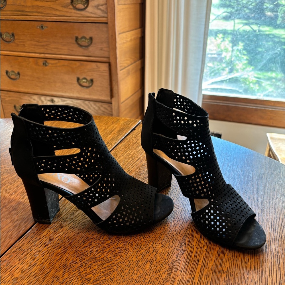 HEELS in black